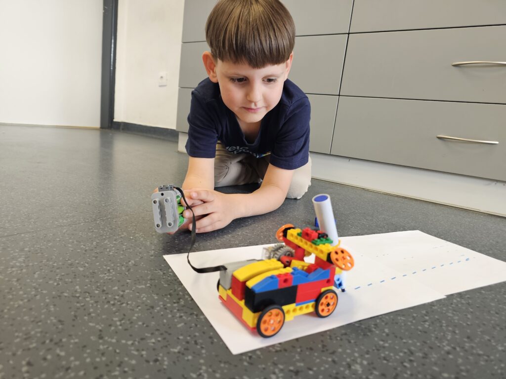 dieťa stavia LEGO kompatibilné technické vozidlo na STEM krúžku Young Engineers Bratislava